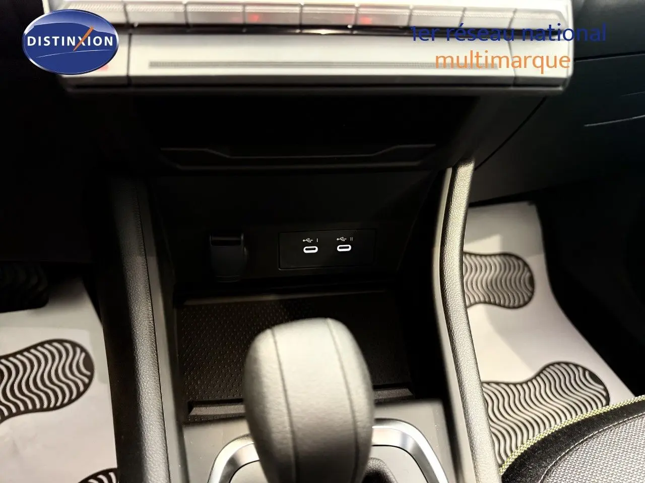 Le levier de vitesses automatique en gros plan au centre de la console d'une Renault Captur gris cassiopée 2025.