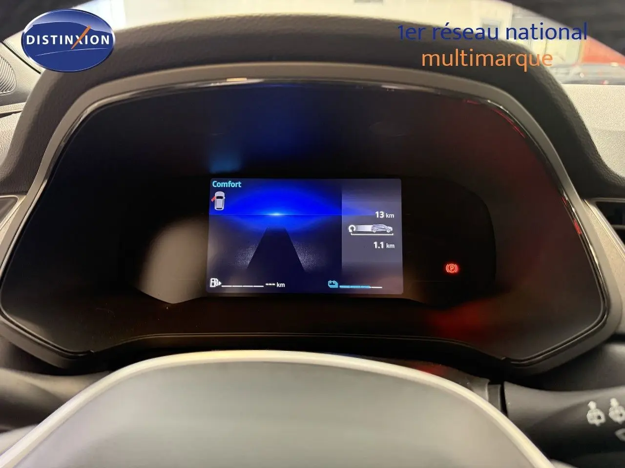 Vue rapprochée du tableau de bord numérique du Renault Captur 2025, affichage en mode confort, sans couleur extérieure visible.