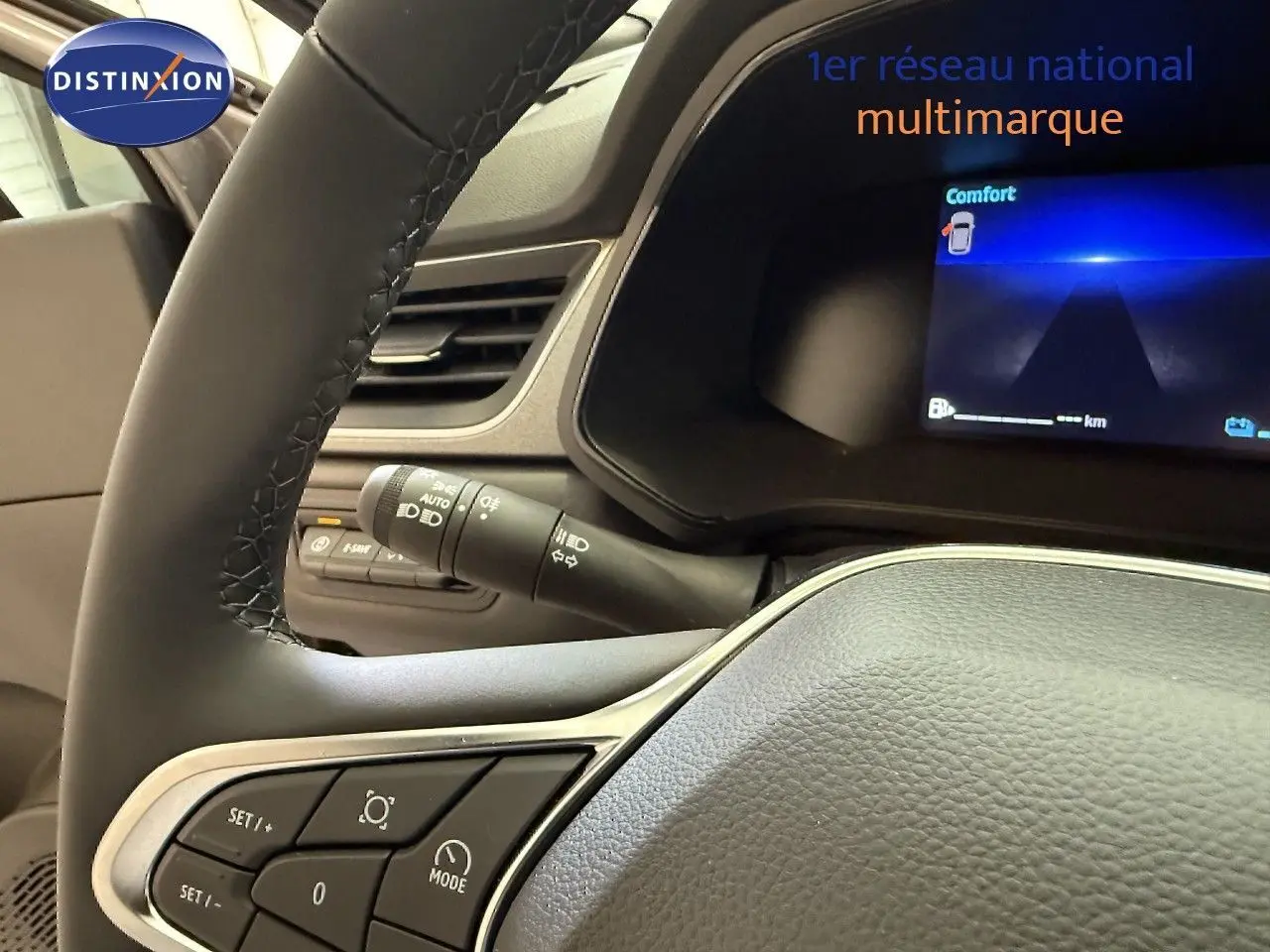 Vue rapprochée du volant et du combiné d'instruments numérique du Renault Captur 2025, avec commandes au volant visibles.