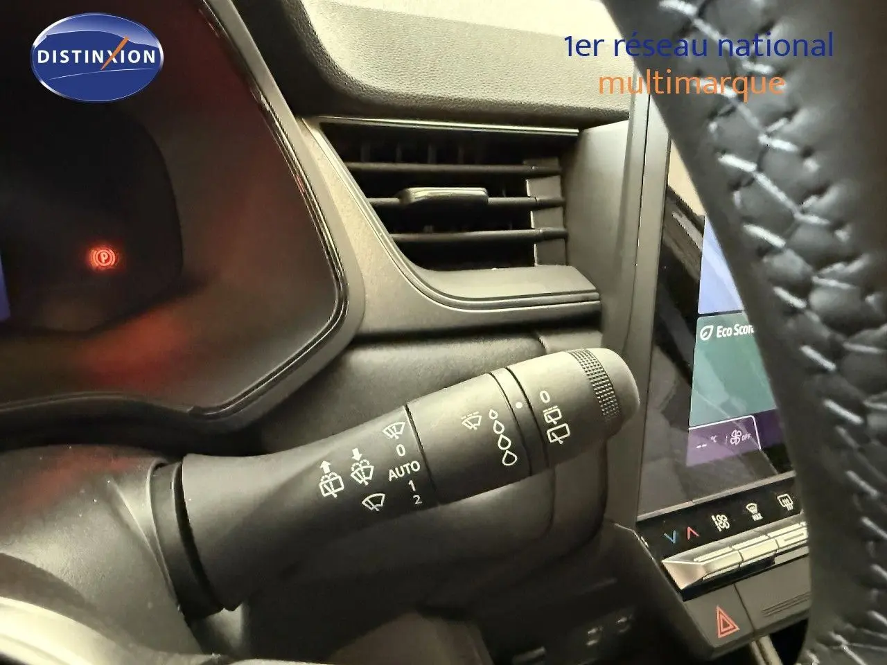 Gros plan sur la commande d’essuie-glace côté gauche du tableau de bord du Renault Captur gris Cassiopée 2025.