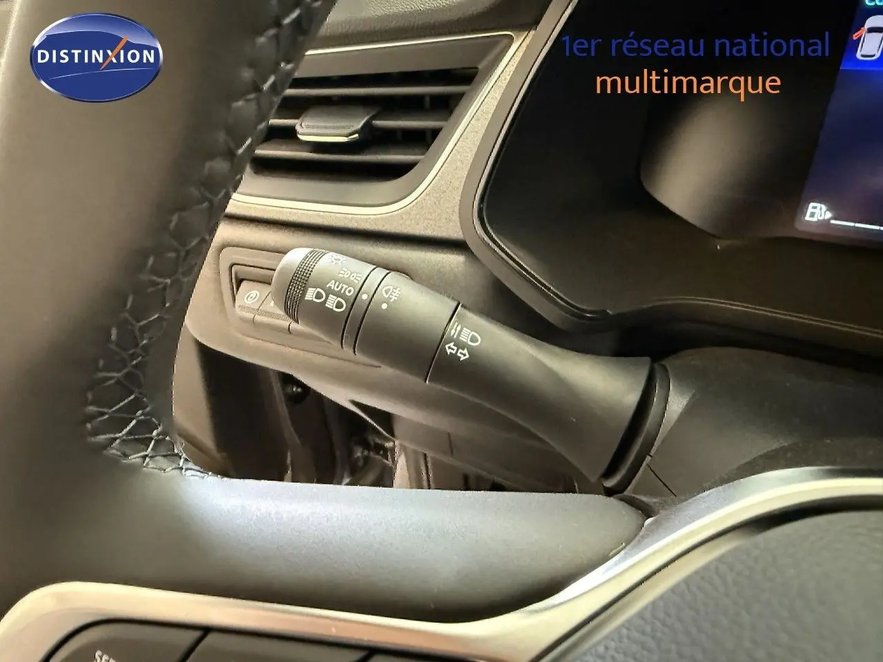 Gros plan sur la manette de clignotant et éclairage du tableau de bord du Renault Captur gris Cassiopée 2025.