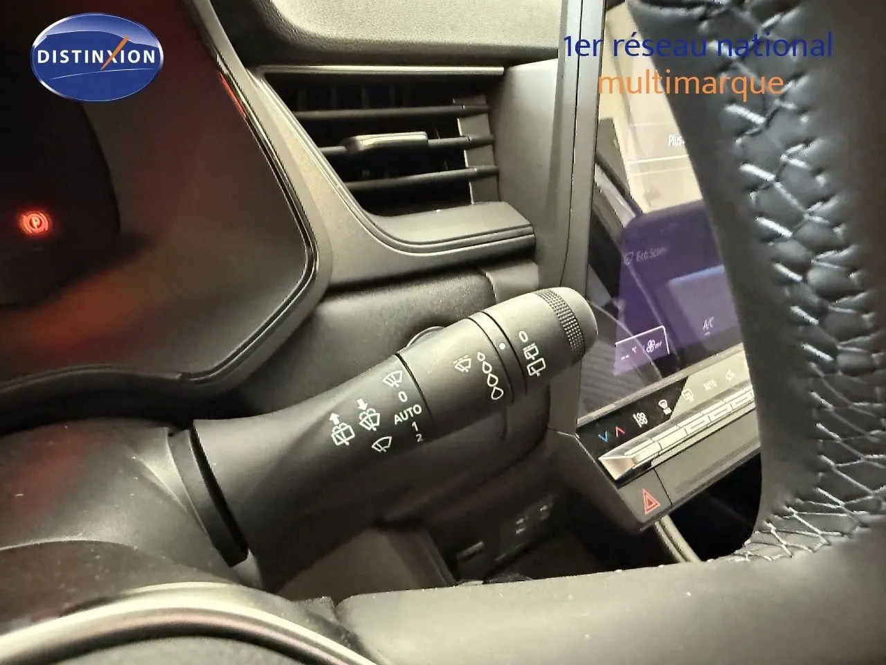 Gros plan sur la commande d’essuie-glace à gauche du volant du Renault Captur gris Cassiopée 2025.