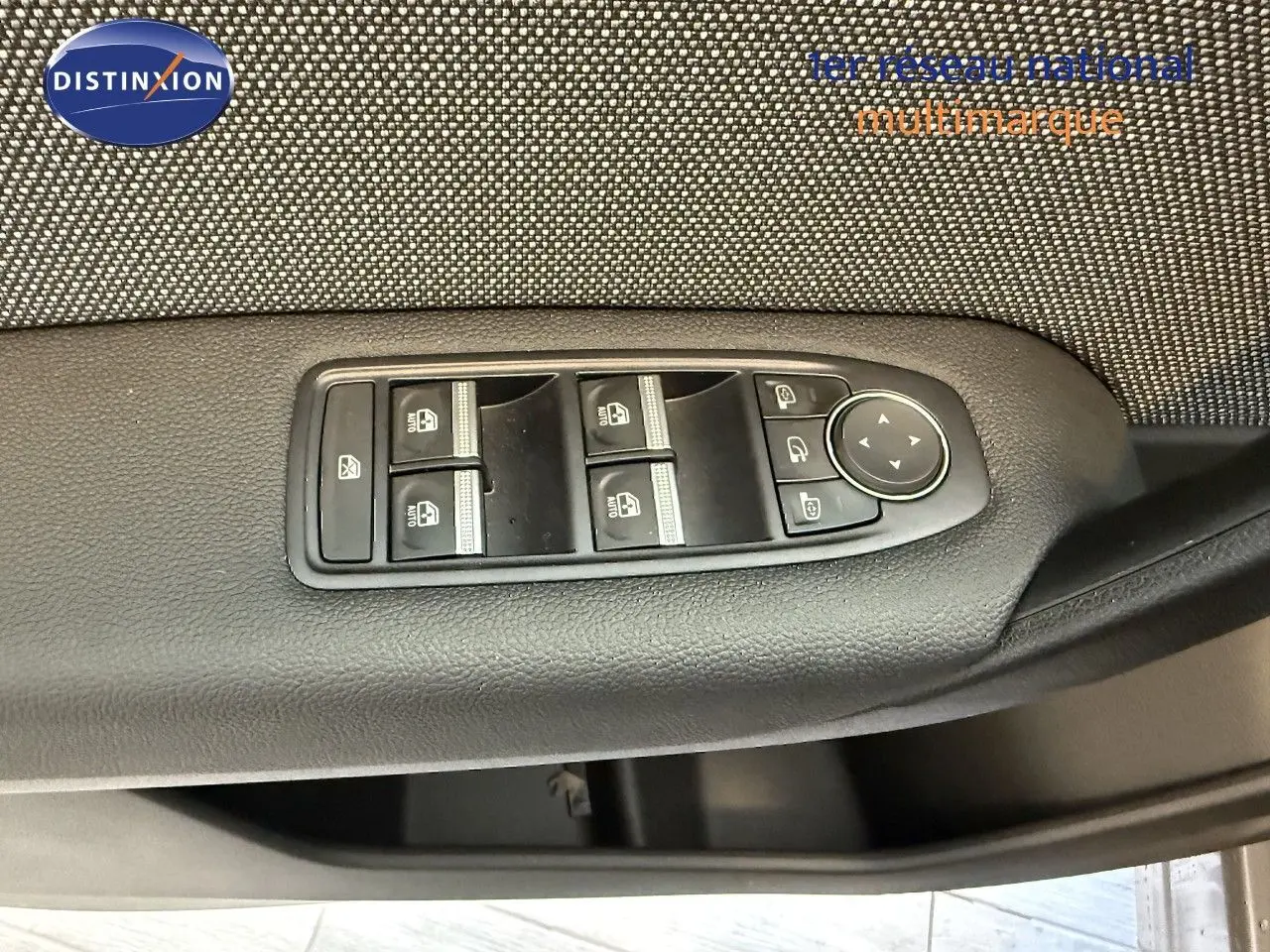 Panneau de commandes des vitres électriques et rétroviseurs sur la portière côté gauche d’un Renault Captur 2025.