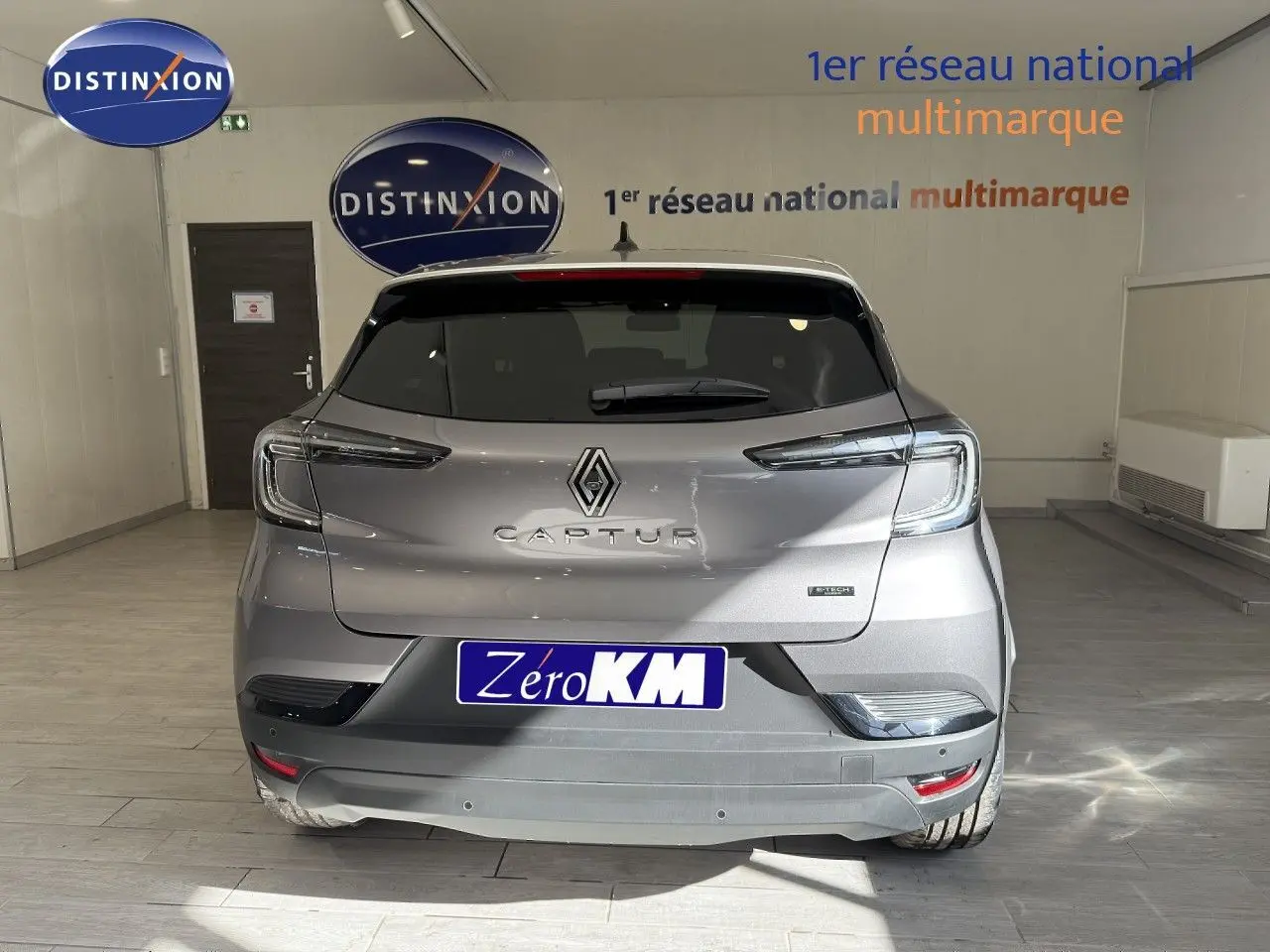 Vue arrière du Renault Captur gris Cassiopée métal avec toit gris, mettant en valeur ses feux LED et son badge E-TECH hybride.