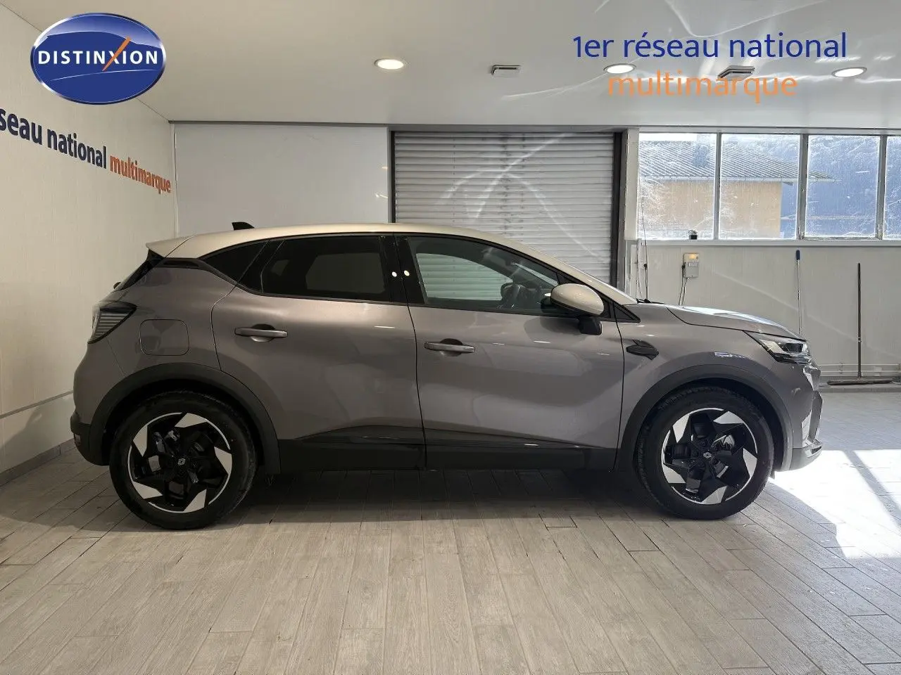 Profil droit du Renault Captur 2025 gris Cassiopée métal avec toit gris, jantes noires et design moderne.