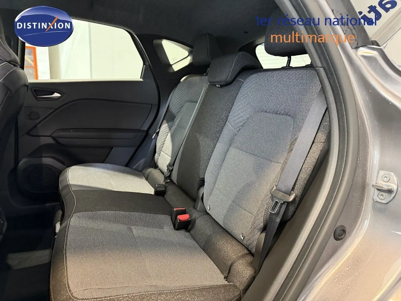 Vue intérieure côté droit sur la banquette arrière gris clair et gris foncé du Renault Captur 2025 avec porte ouverte.