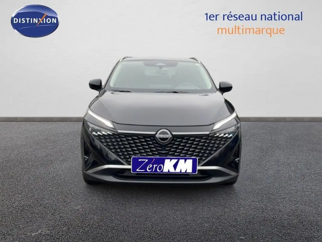 Vue avant du Nissan Qashqai noir 2025 avec calandre distinctive et phares LED fins allumés.