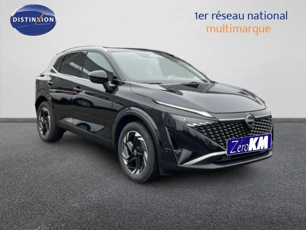 Vue 3/4 avant d'un Nissan Qashqai noir 2025 avec jantes aluminium et calandre distinctive en losange.