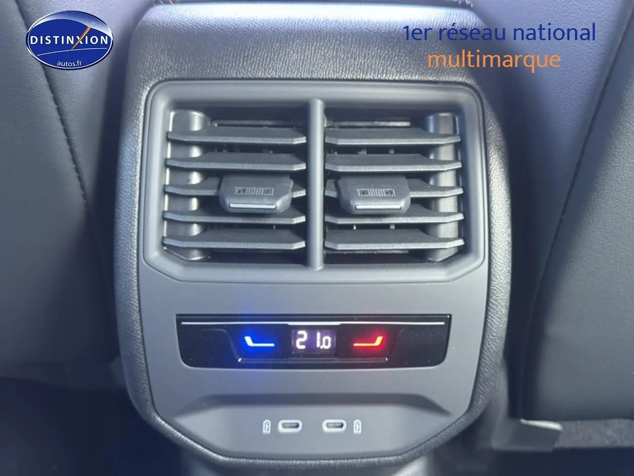 Détail de la console arrière du CUPRA Formentor 2026, montrant les aérateurs et commandes de climatisation digitale.