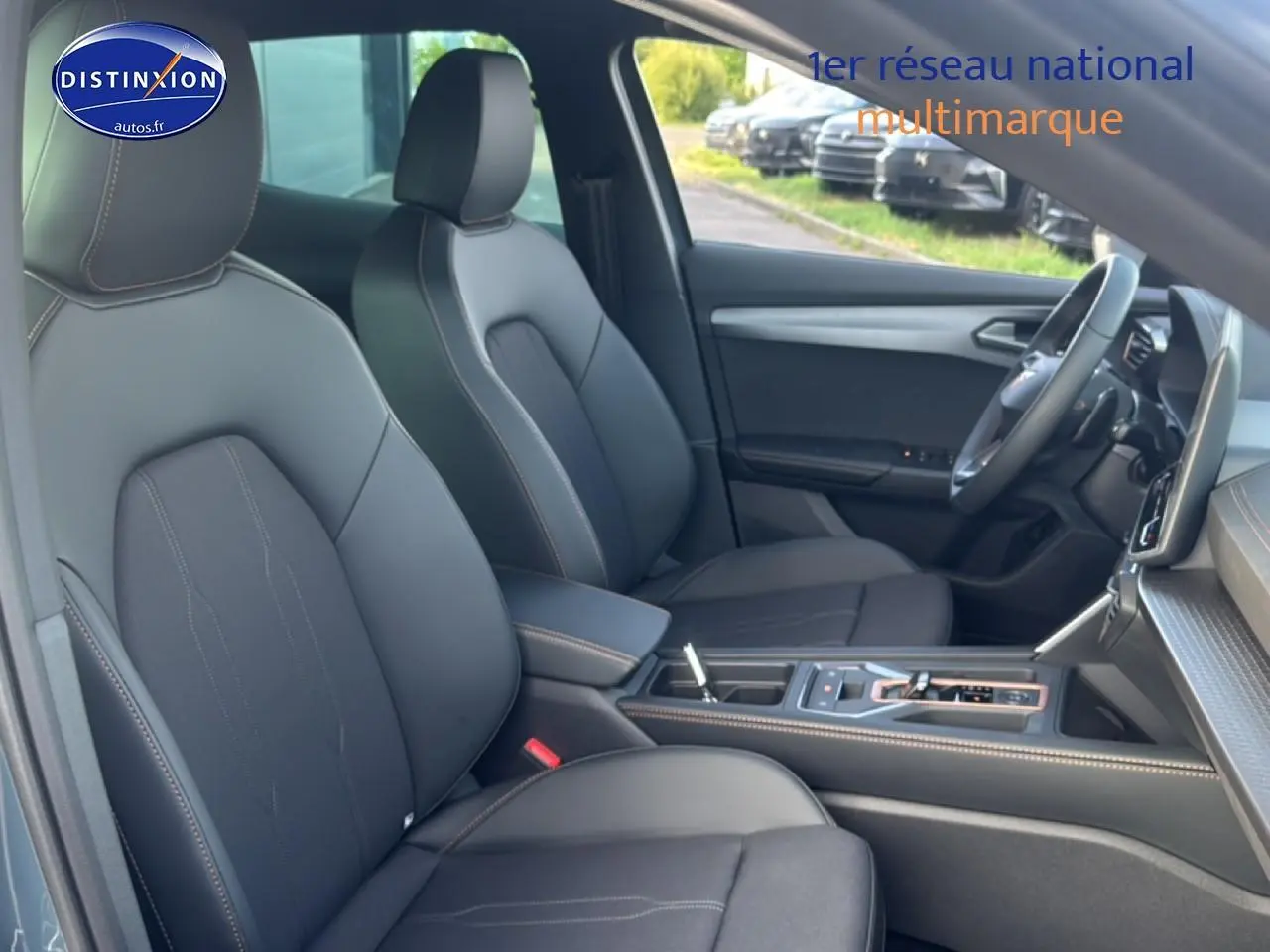 Intérieur avant du CUPRA Formentor 1.5 etsi hybrid 2026, sièges sport noirs avec surpiqûres contrastées et console centrale moderne.