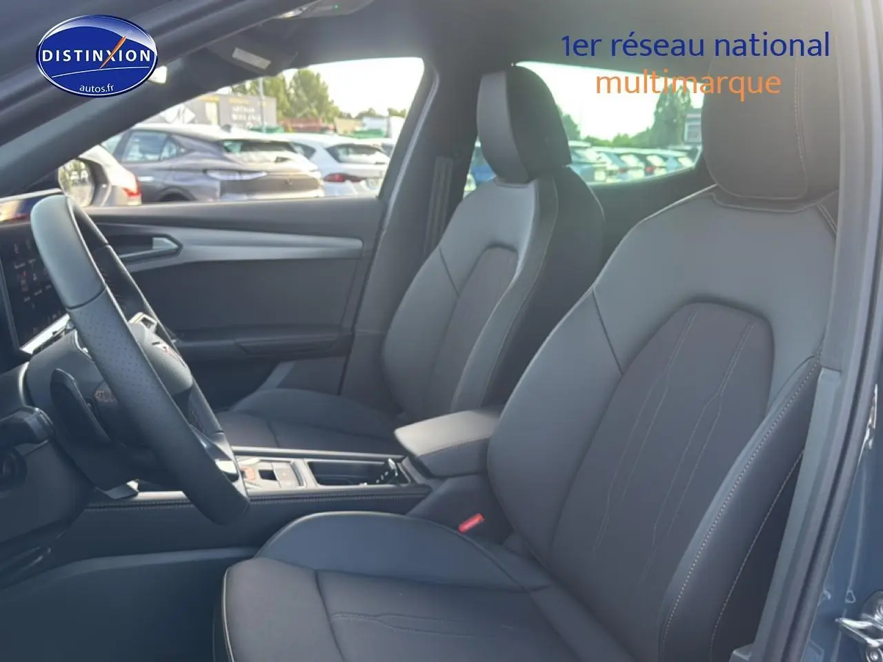 Vue intérieure côté gauche du CUPRA Formentor bleu fjord 2026, sièges sport noirs et volant cuir multifonction.