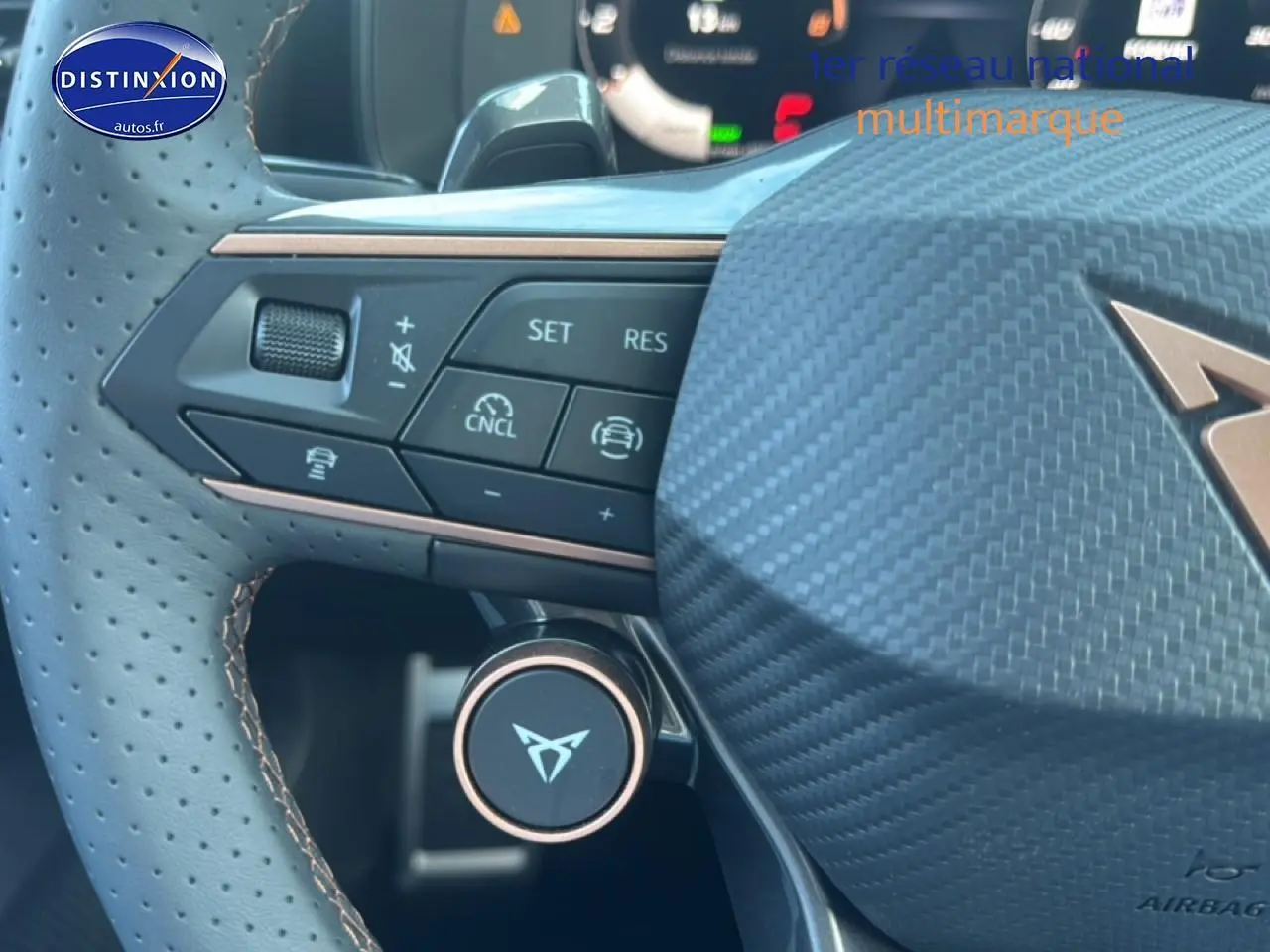 Gros plan sur le volant sport bleu fjord de la CUPRA Formentor 2026 avec commandes multifonctions et logo distinctif.