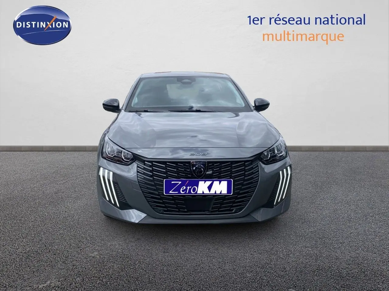 Vue frontale d'une Peugeot 208 Hybrid 110ch gris selenium metal avec feux LED distinctifs allumés.