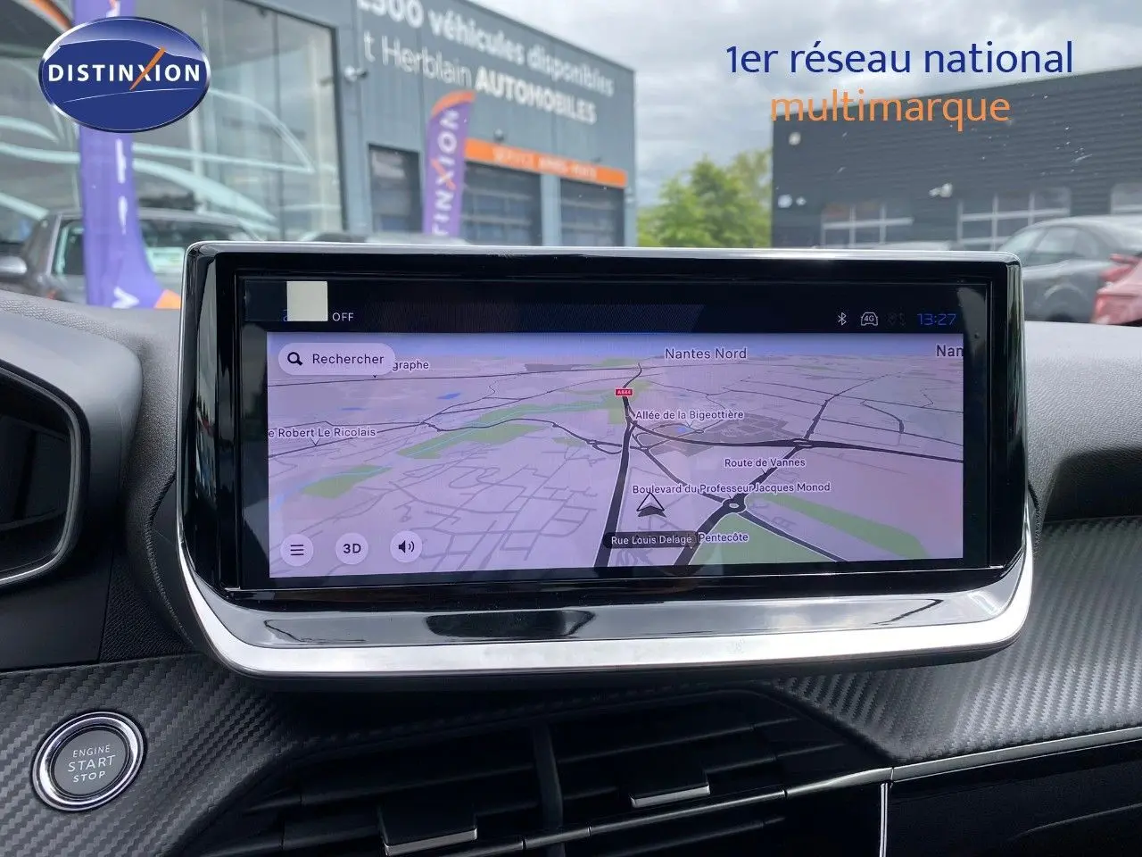 Écran tactile central de navigation GPS dans l’habitacle d’une Peugeot 208 gris sélénium, vue frontale rapprochée.
