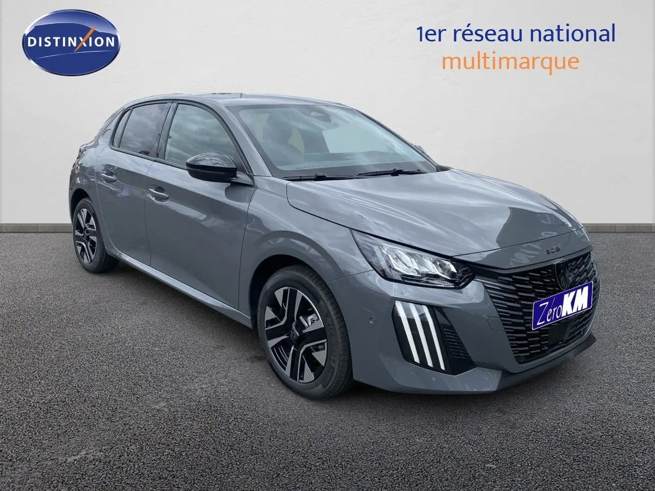 Peugeot 208 Hybrid gris sélénium métal vue 3/4 avant avec feux LED et jantes alliage distinctives.