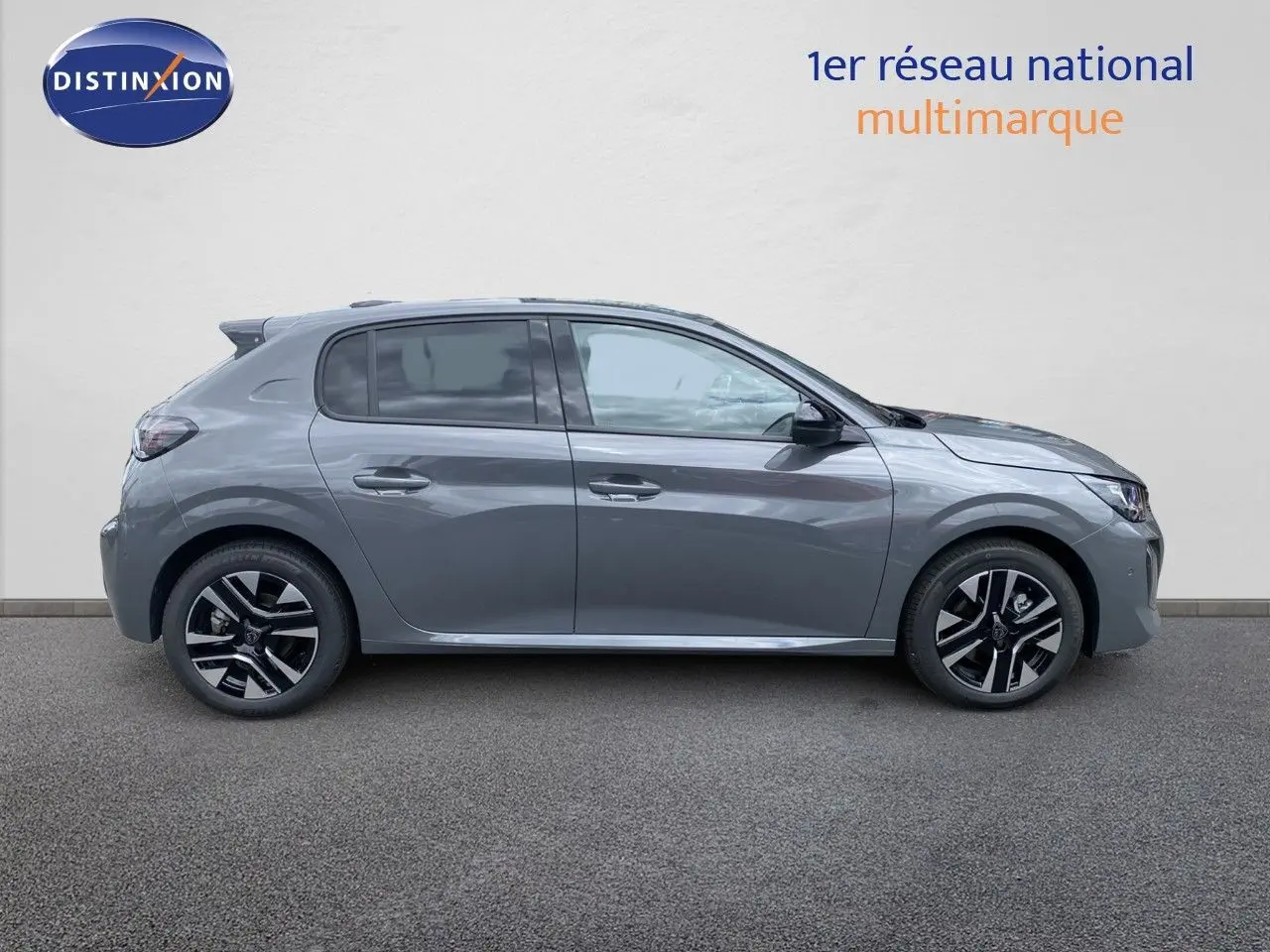 Profil droit d'une Peugeot 208 Hybrid 110ch Allure gris selenium metal avec jantes noires et détails modernes.