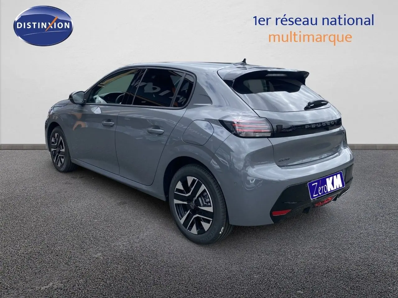 Vue 3/4 arrière droite d'une Peugeot 208 Hybrid 110ch gris selenium métal avec jantes alliage et vitres teintées.