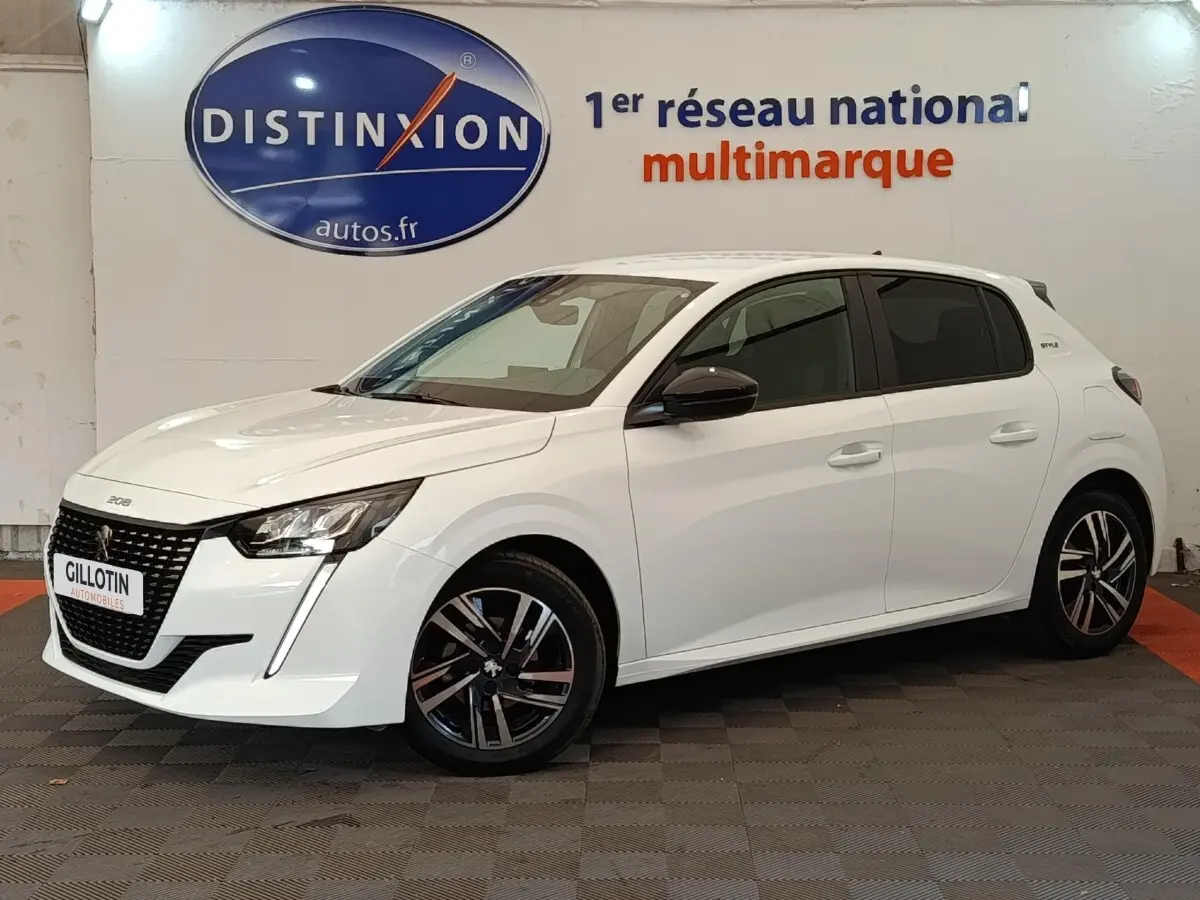 Peugeot 208 PureTech 75 S&S Style blanche vue de 3/4 avant droit, avec jantes alliage et feux LED distinctifs.