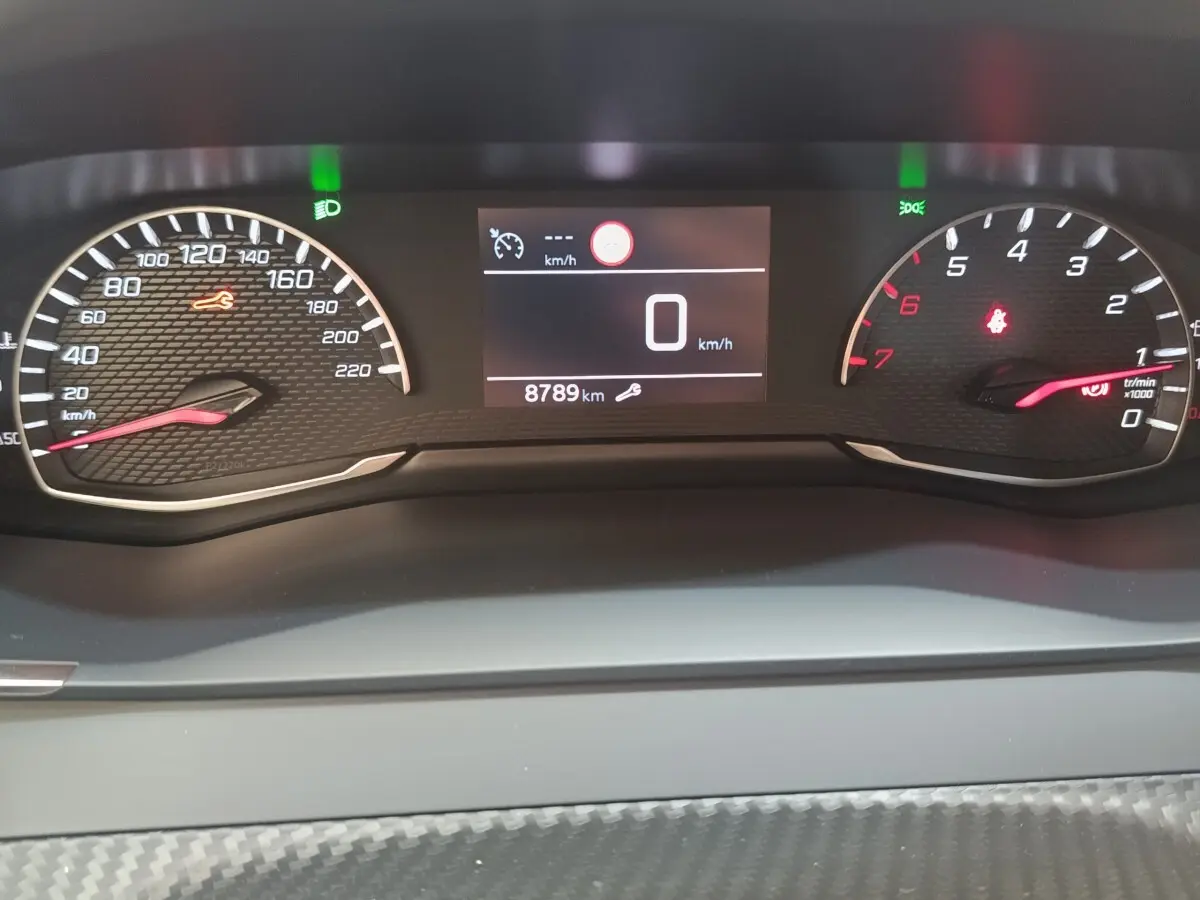 Tableau de bord de Peugeot 208 PureTech 75 S&S Style 2023 avec compteur digital et compte-tours, affichage clair et moderne.