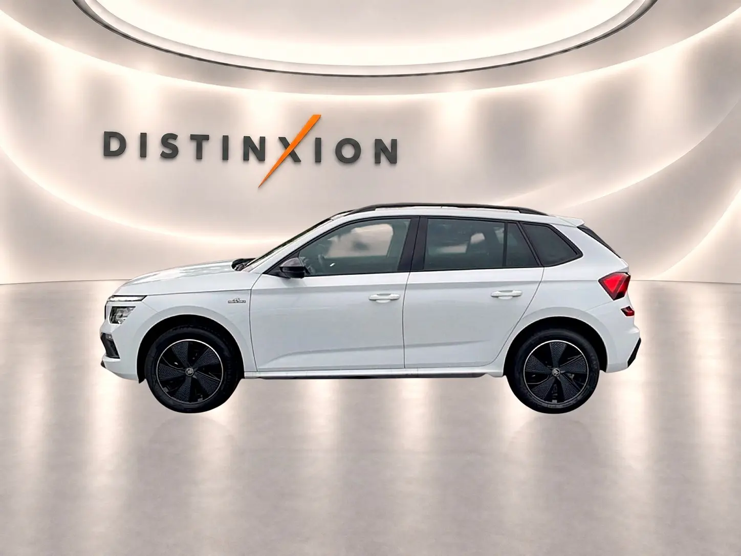 SKODA KAMIQ blanc nacré en profil droit, jantes noires distinctives, arrière compact avec feux LED visibles.