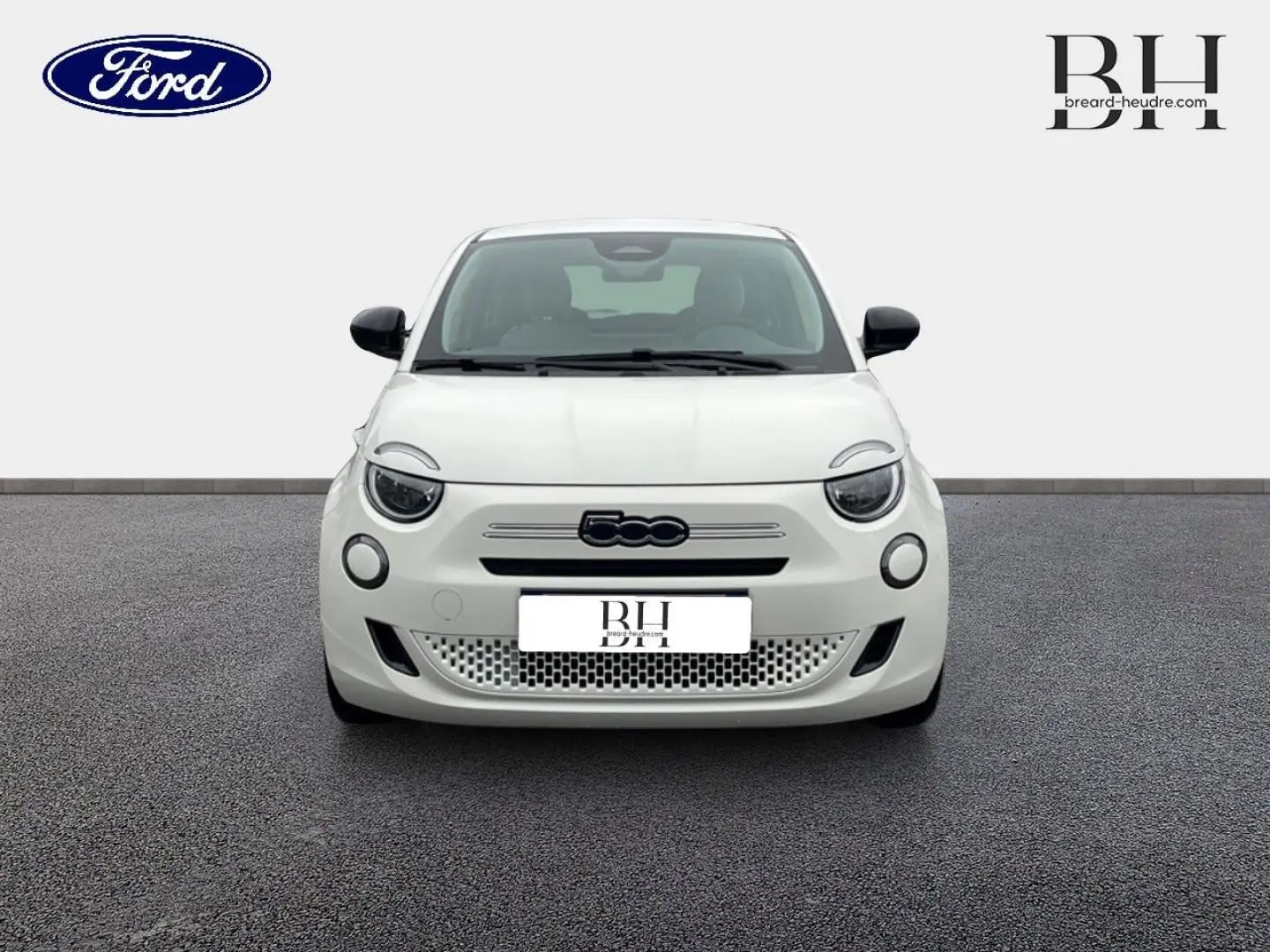 Vue frontale d'une FIAT 500 Ice White pastel 2026 avec logo noir et phares ronds LED, sur fond neutre.