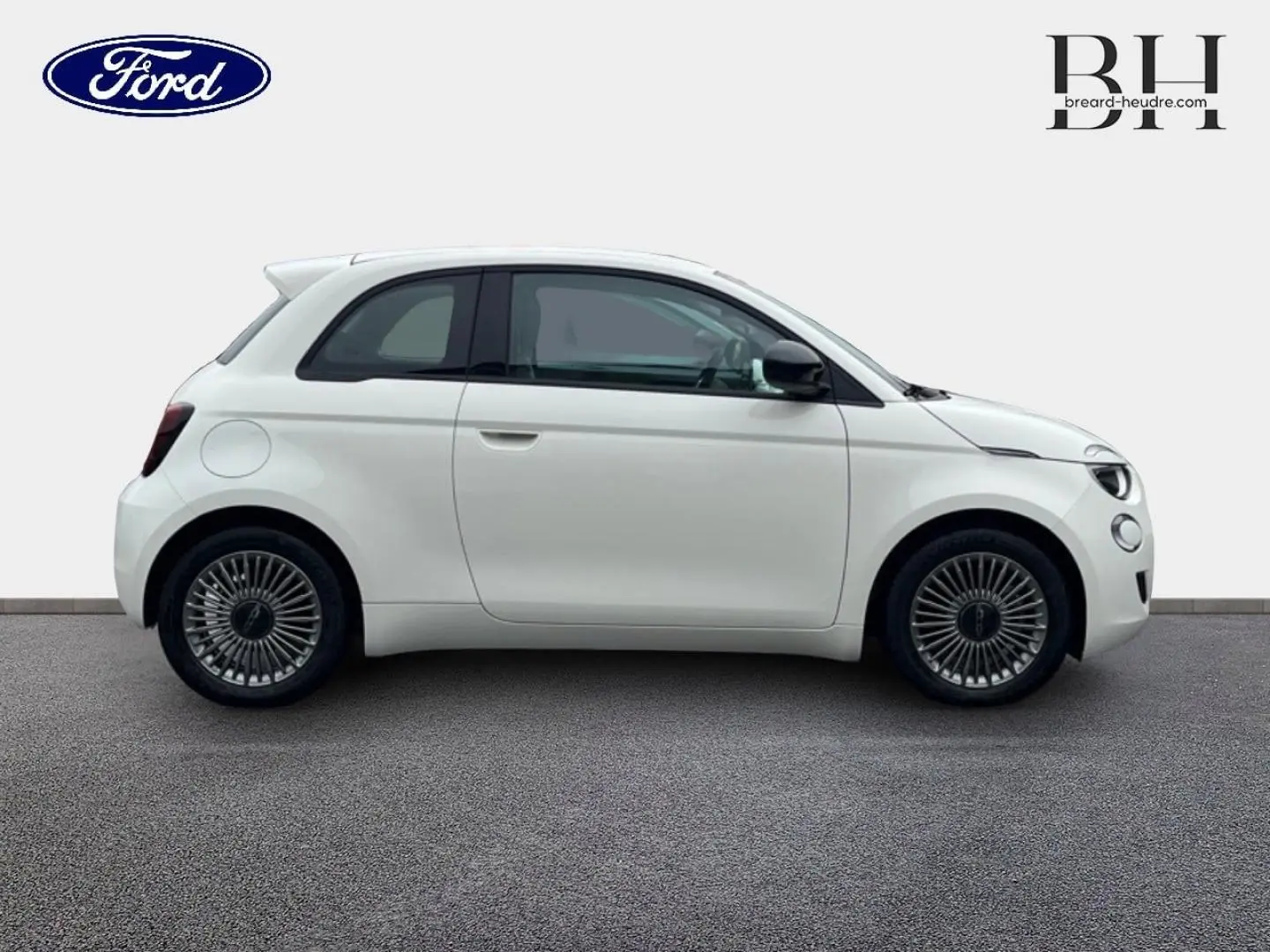 Profil côté gauche d'une FIAT 500 Ice White pastel 2026 avec jantes alu et becquet arrière visible.