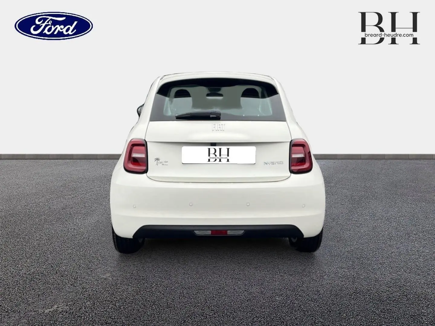 Vue arrière d'une FIAT 500 Ice White pastel 2026, avec feux arrière LED et becquet distinctif.