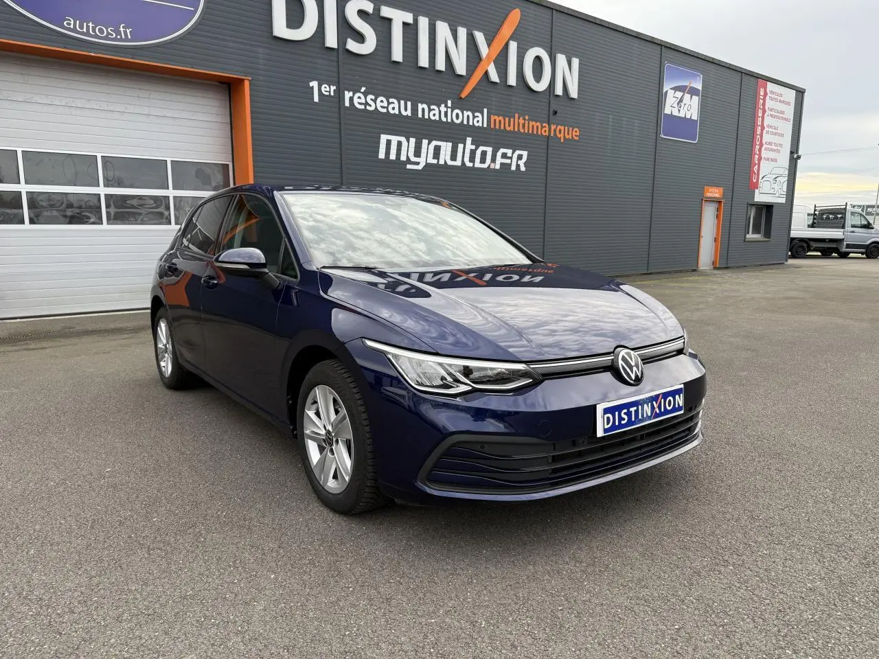 Volkswagen Golf VIII 2.0 TDI bleu Atlantique métallisé vue 3/4 avant avec jantes alliage et calandre distinctive