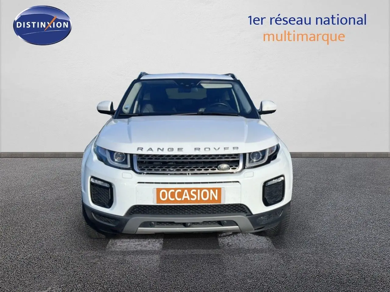Vue frontale d'un Range Rover Evoque blanc de 2017 avec calandre noire et plaque "OCCASION" visible.