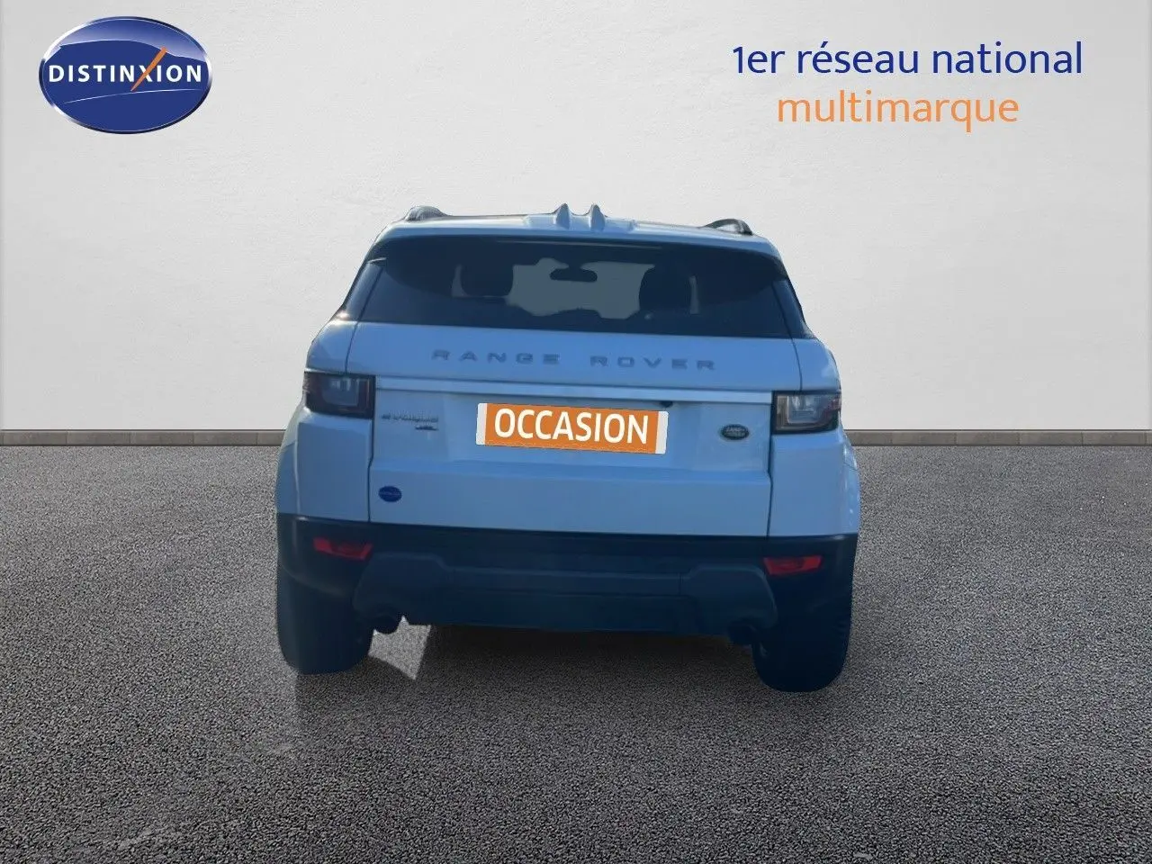 Vue arrière d'un Range Rover Evoque blanc 2017 avec plaque "Occasion" sur fond neutre.