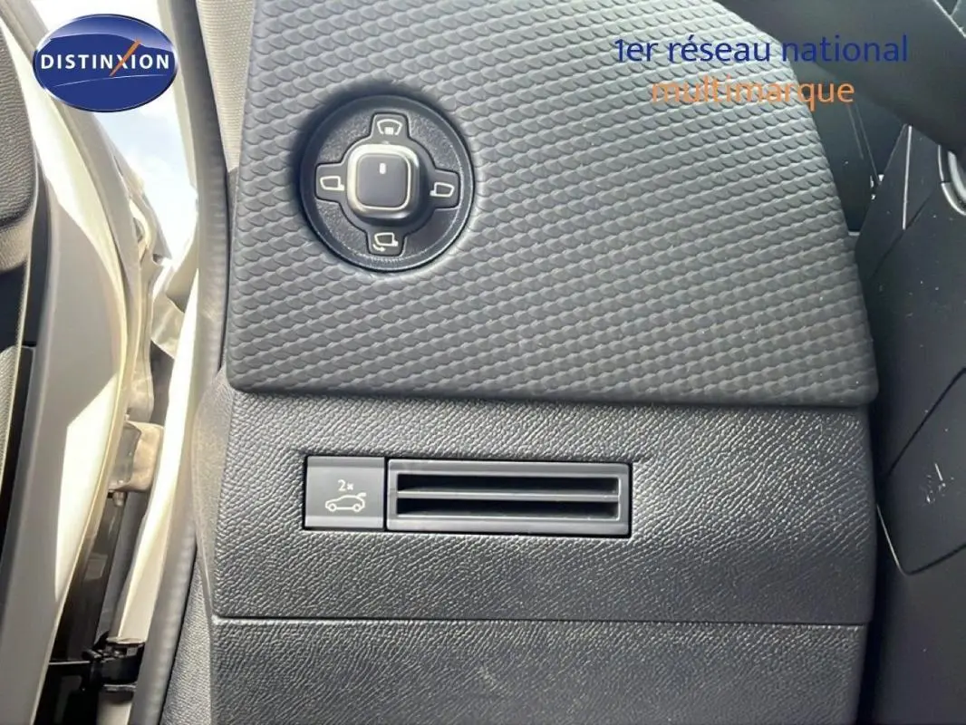 Détail du panneau de commande côté gauche noir texturé avec réglage des rétroviseurs sur DS4 2024 diesel.