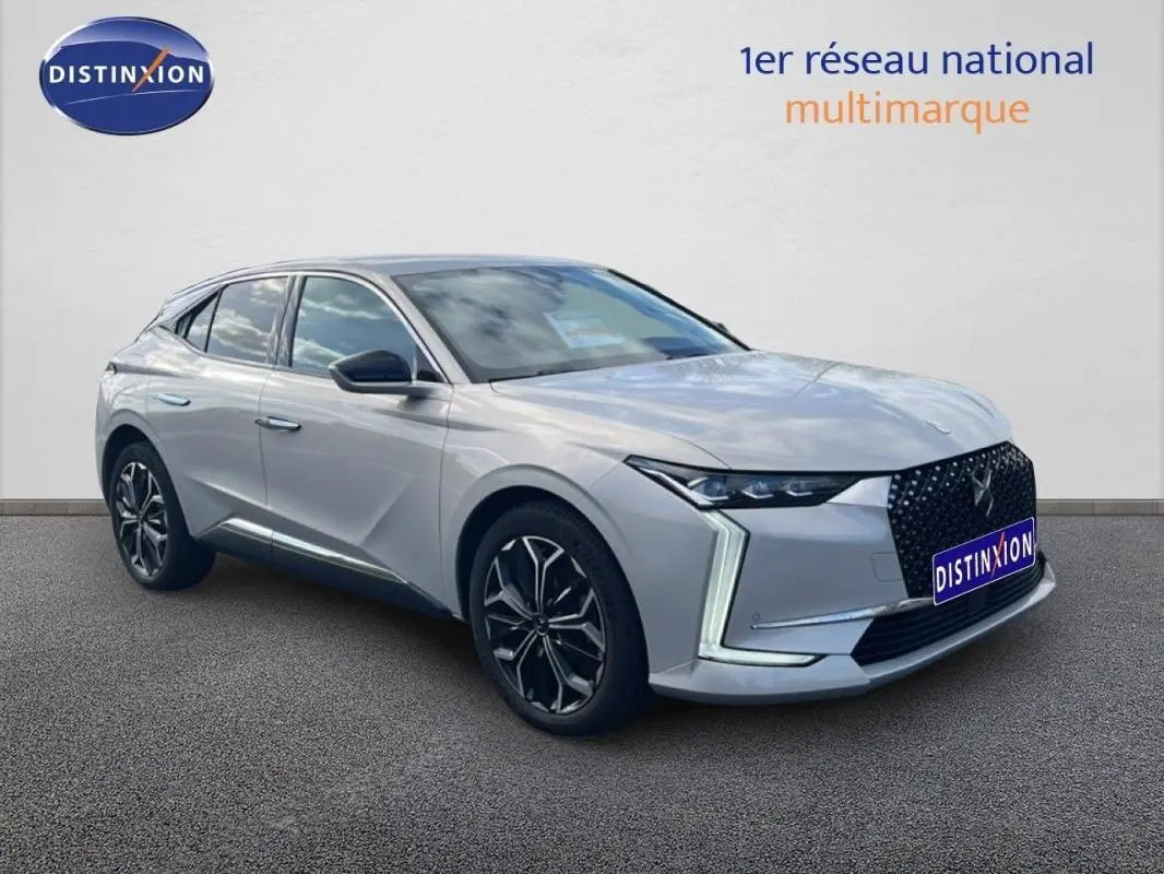 DS4 2024 gris perle en 3/4 avant droit, avec calandre noire et feux LED en forme de L distinctifs.