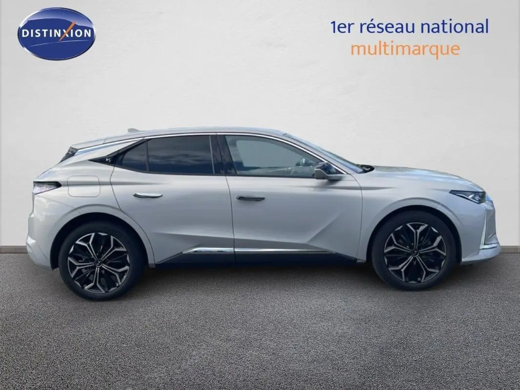 DS4 2024 gris clair vue de profil côté gauche, soulignant ses lignes sculptées et ses jantes noires stylisées.