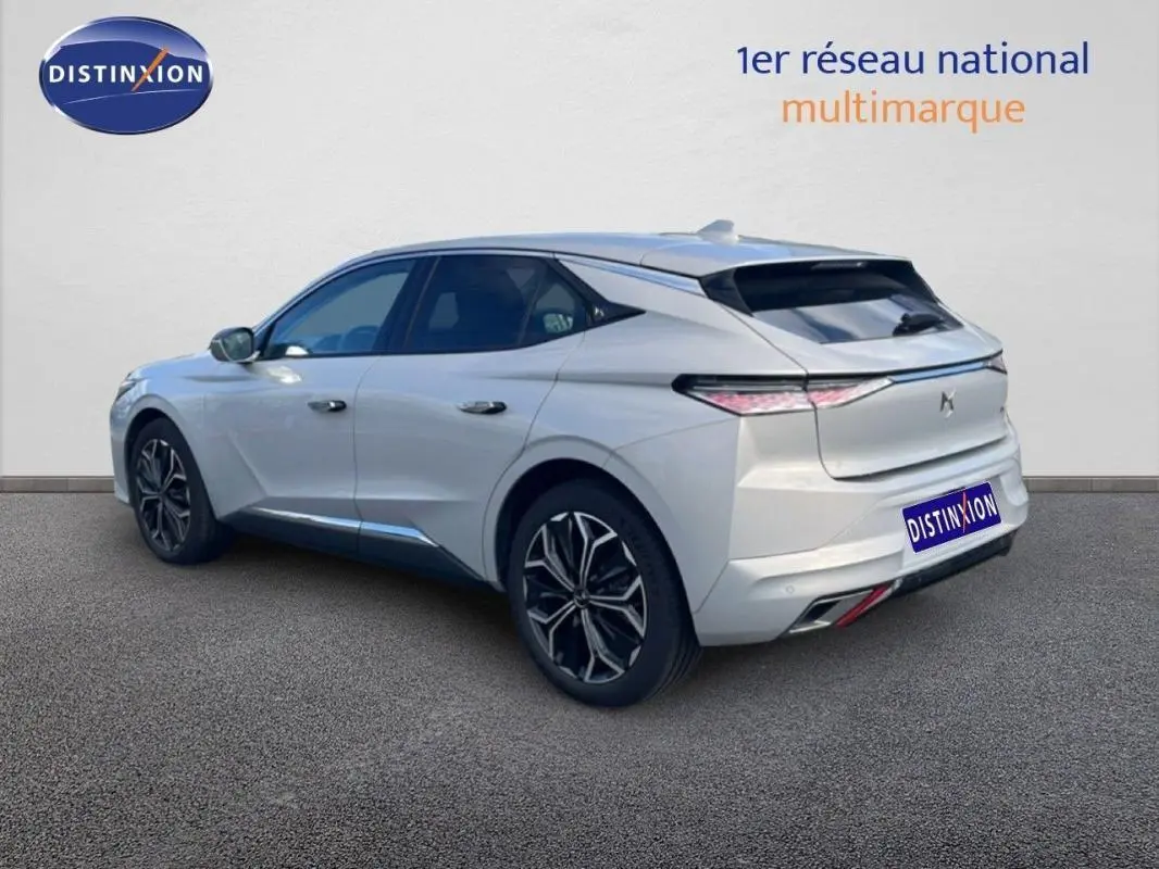 DS4 blanche vue de trois quarts arrière droit, soulignant ses lignes modernes et ses jantes alliage distinctives.