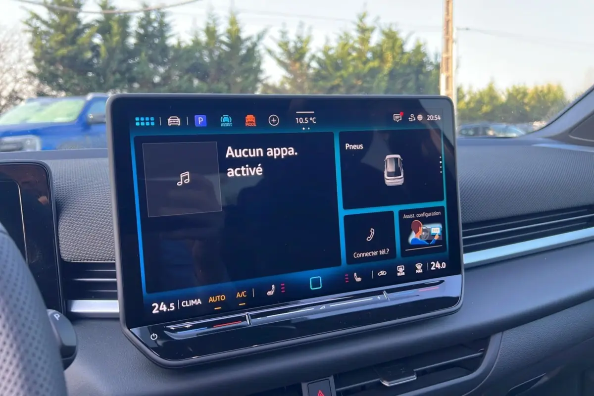 Tableau de bord intérieur du Volkswagen T-Roc 2026 avec écran tactile numérique affichant les réglages climatisation et connectivité.