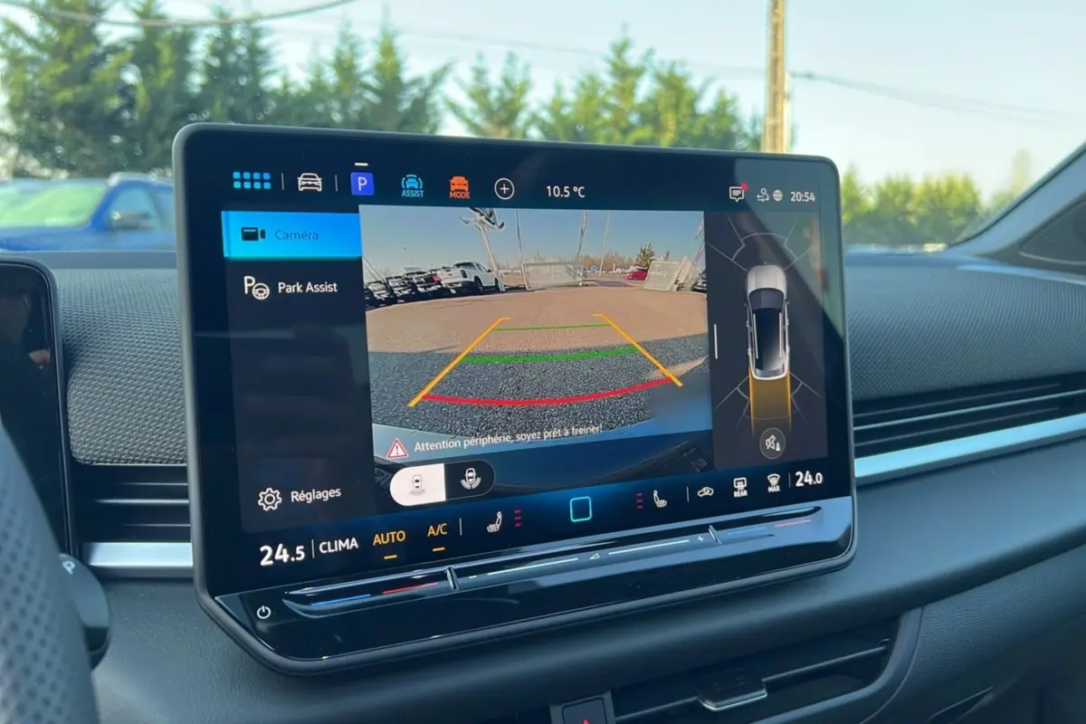 Écran tactile central affichant la caméra de recul et l'assistance au stationnement dans un Volkswagen T-Roc 2026.