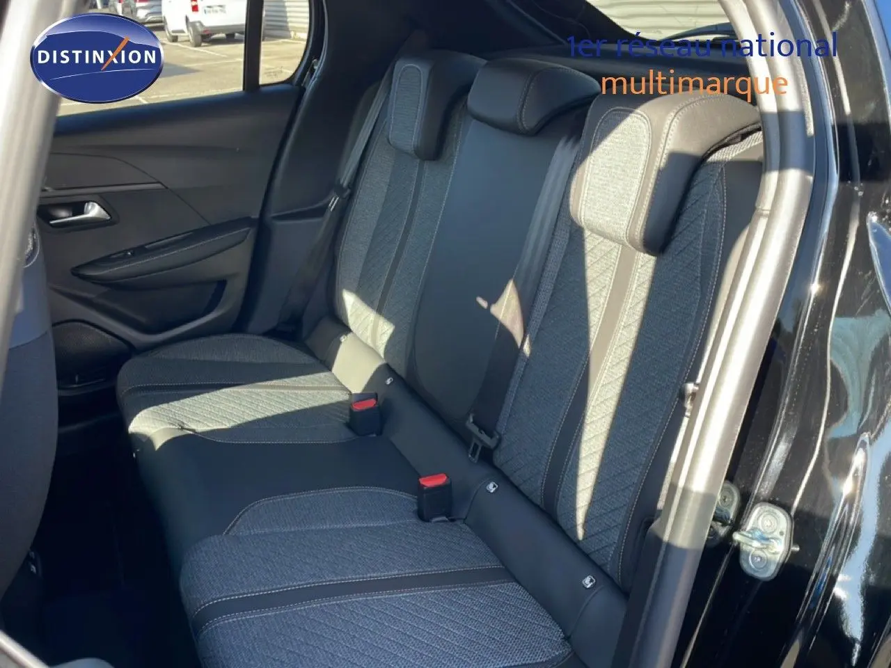 Vue intérieure côté droit des sièges arrière en tissu gris et cuir noir d'une Peugeot 208 Hybrid 110ch Allure noir perla metal.