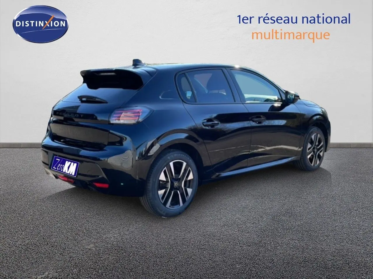 Vue 3/4 arrière droite d'une Peugeot 208 Hybrid 110ch noire Perla Metal avec jantes alliage et feux arrière LED.