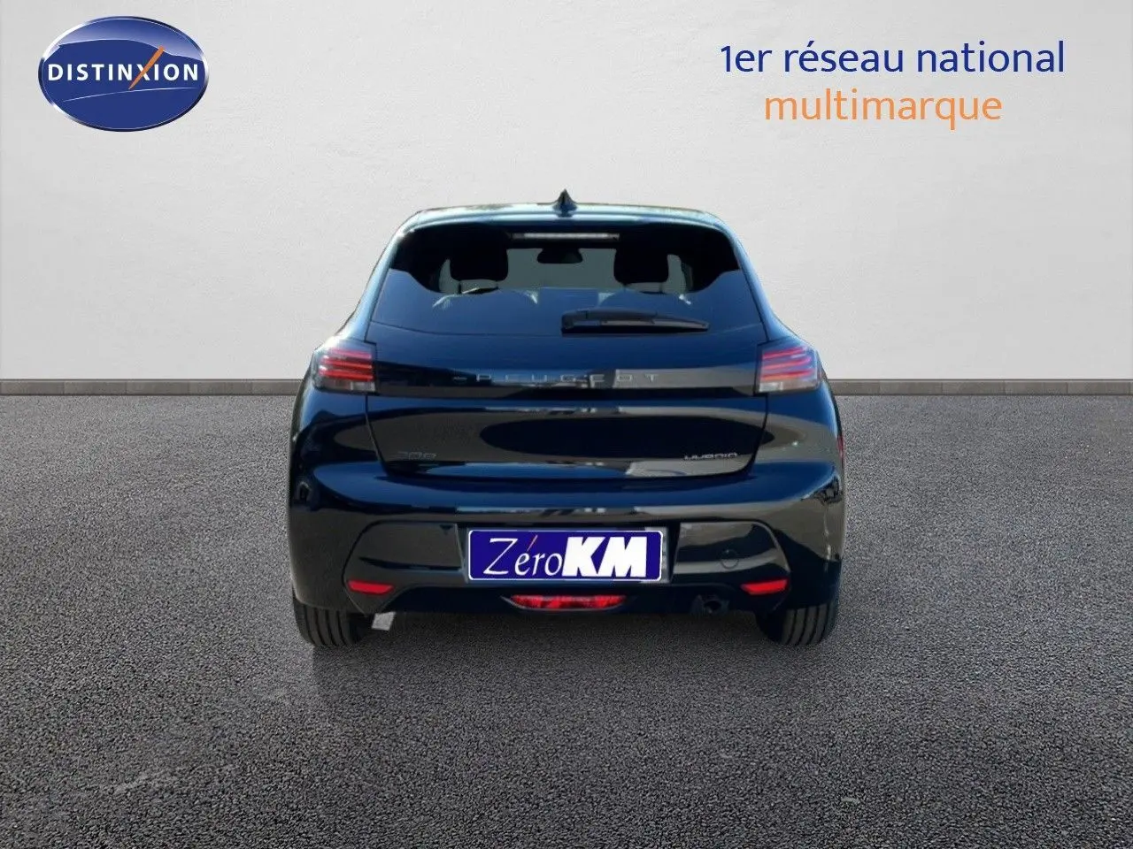 Vue arrière d'une Peugeot 208 Hybrid noir perla metal, avec feux LED et logo distinctif bien visibles.