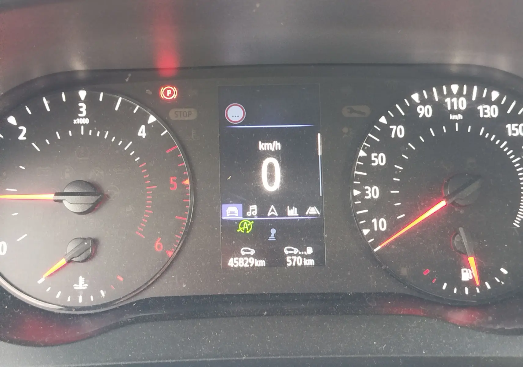 Tableau de bord du Renault Kangoo 2023, affichage central à 0 km/h, compte-tours et vitesse en vue frontale.
