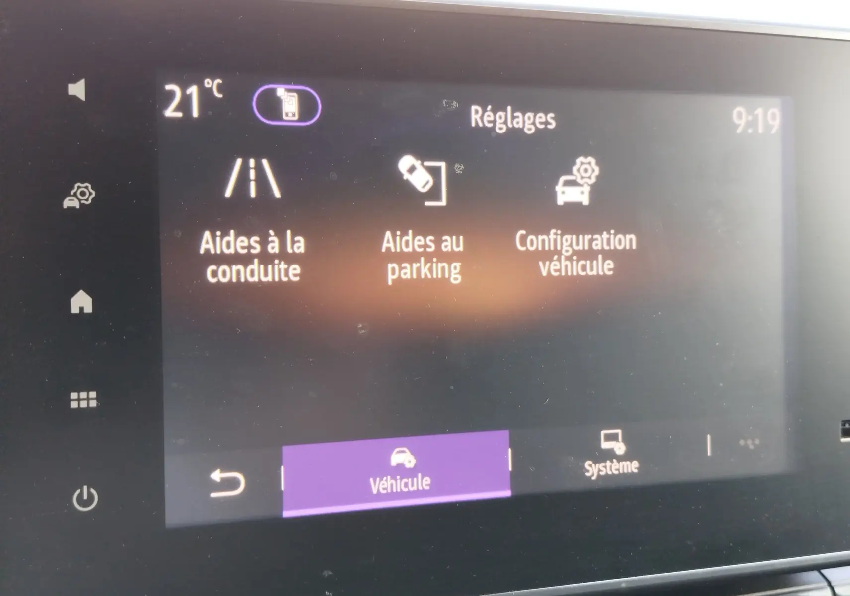 Écran tactile intérieur du Renault Kangoo 2023 affichant les réglages d’aides à la conduite, parking et configuration véhicule.