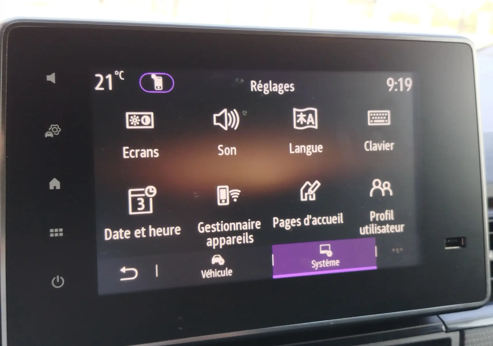 Écran tactile central du Renault Kangoo 2023 affichant le menu Réglages avec icônes claires sur fond noir.