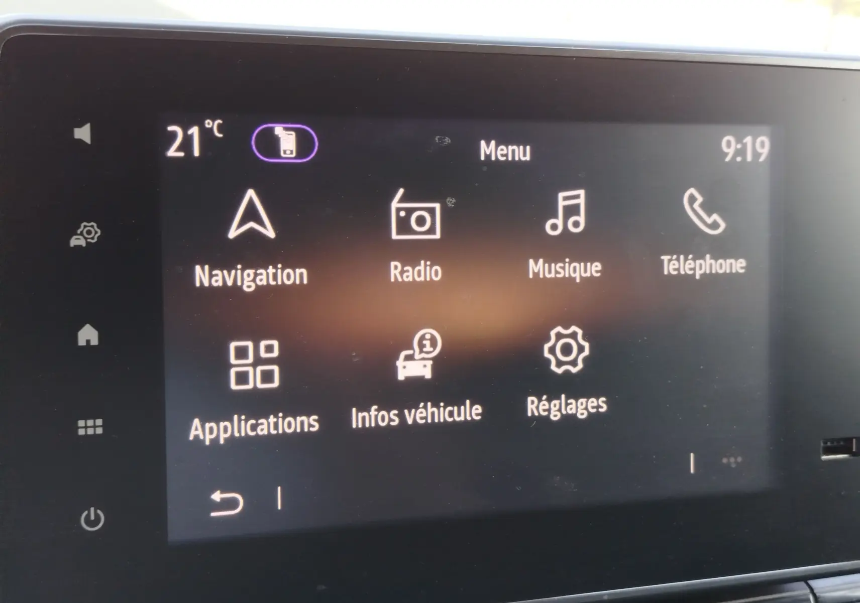 Écran tactile central du Renault Kangoo 2023 affichant le menu principal avec navigation, radio, musique et téléphone.