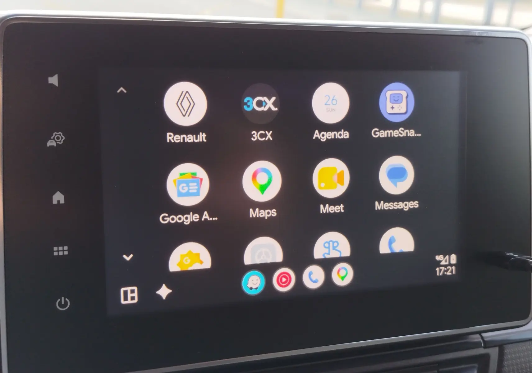 Écran tactile central affichant les applications connectées dans un Renault Kangoo blanc, vue rapprochée de l'interface multimédia.