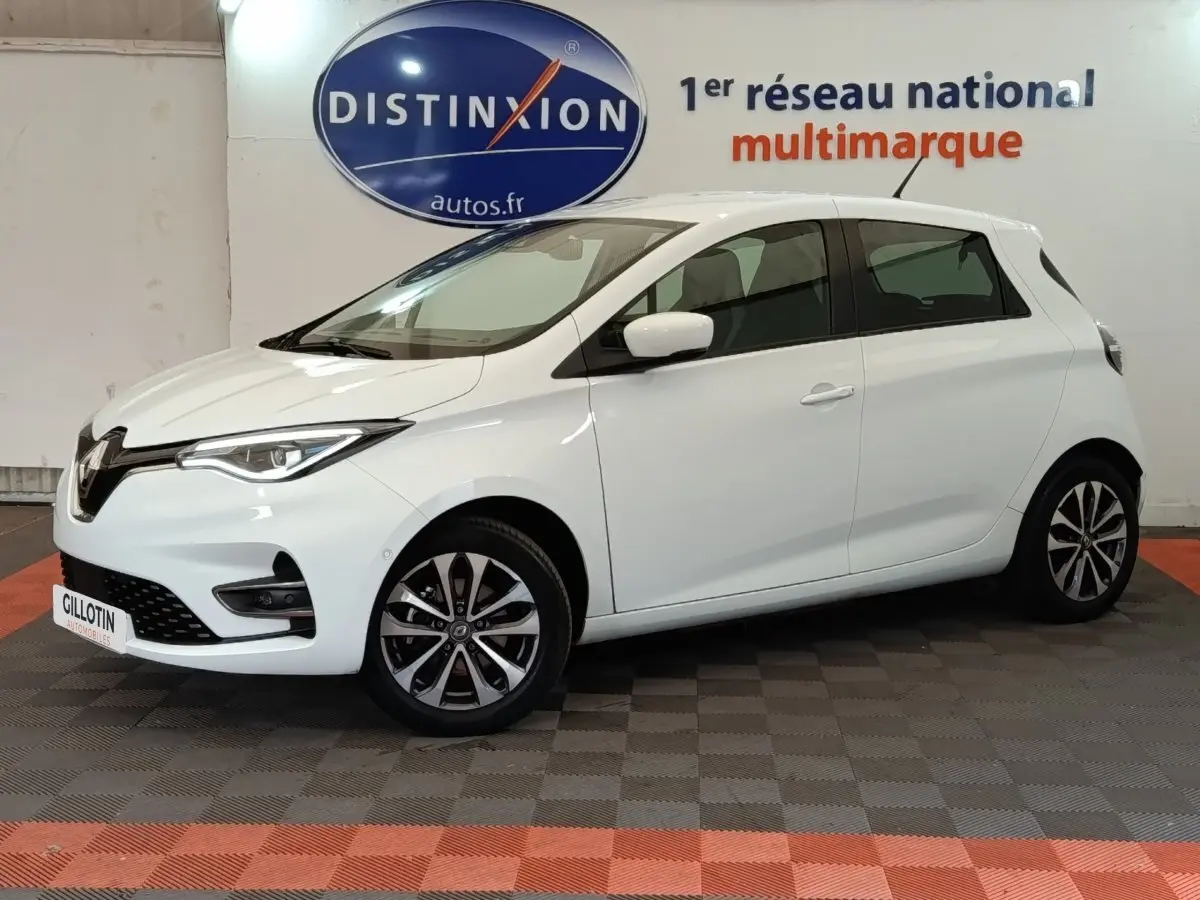Renault ZOE Intens R110 blanc en vue profil côté gauche, avec jantes alliage et phares LED visibles.