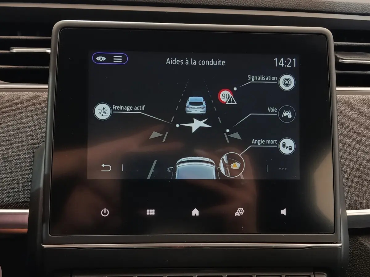 Écran tactile central de la Renault ZOE Intens blanc montrant les aides à la conduite et alertes sécurité.
