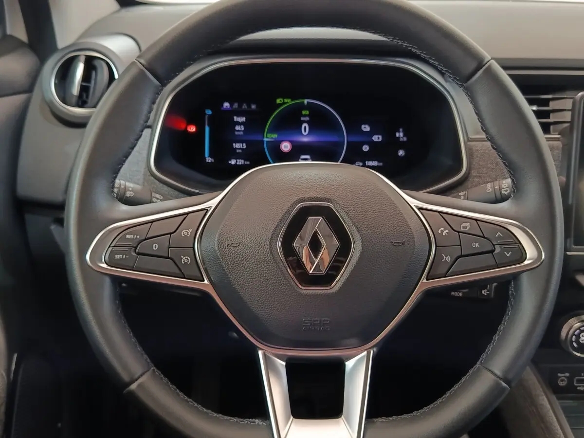 Vue rapprochée du volant cuir noir de la Renault ZOE Intens R110 2021 avec combiné numérique allumé.
