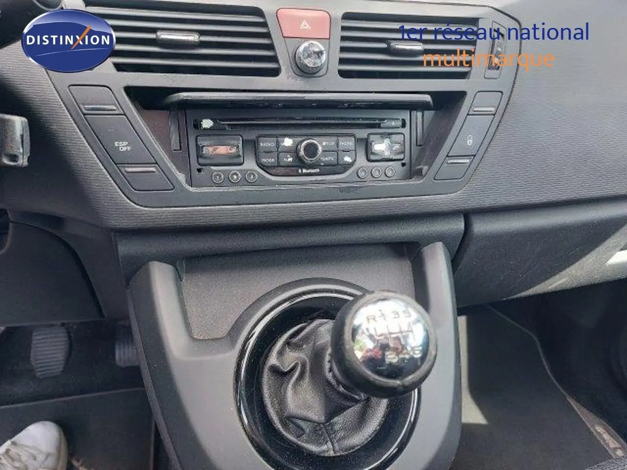 Le levier de vitesse manuel en gros plan dans l'habitacle d'une Citroën C4 Picasso 2013 gris alu metal.