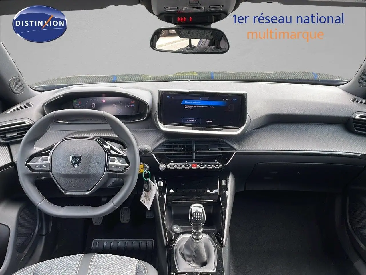 Intérieur de la Peugeot 2008 2025 noir perla metal, vue frontale du tableau de bord avec volant et boîte manuelle.