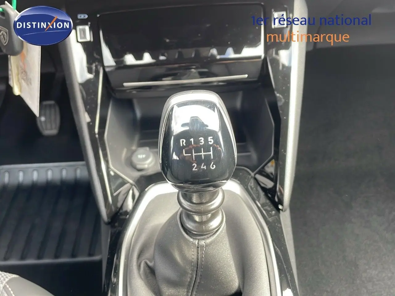 Le levier de vitesses manuel noir brillant du Peugeot 2008 2025 en gros plan intérieur.